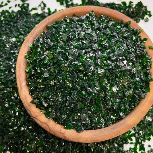Crushed Green Goldstone Chips (Synthetic), Pea-Sized Gravel (2mm-4mm) for Inlay, Resin Art, Embellishments or Orgone Pyramids
