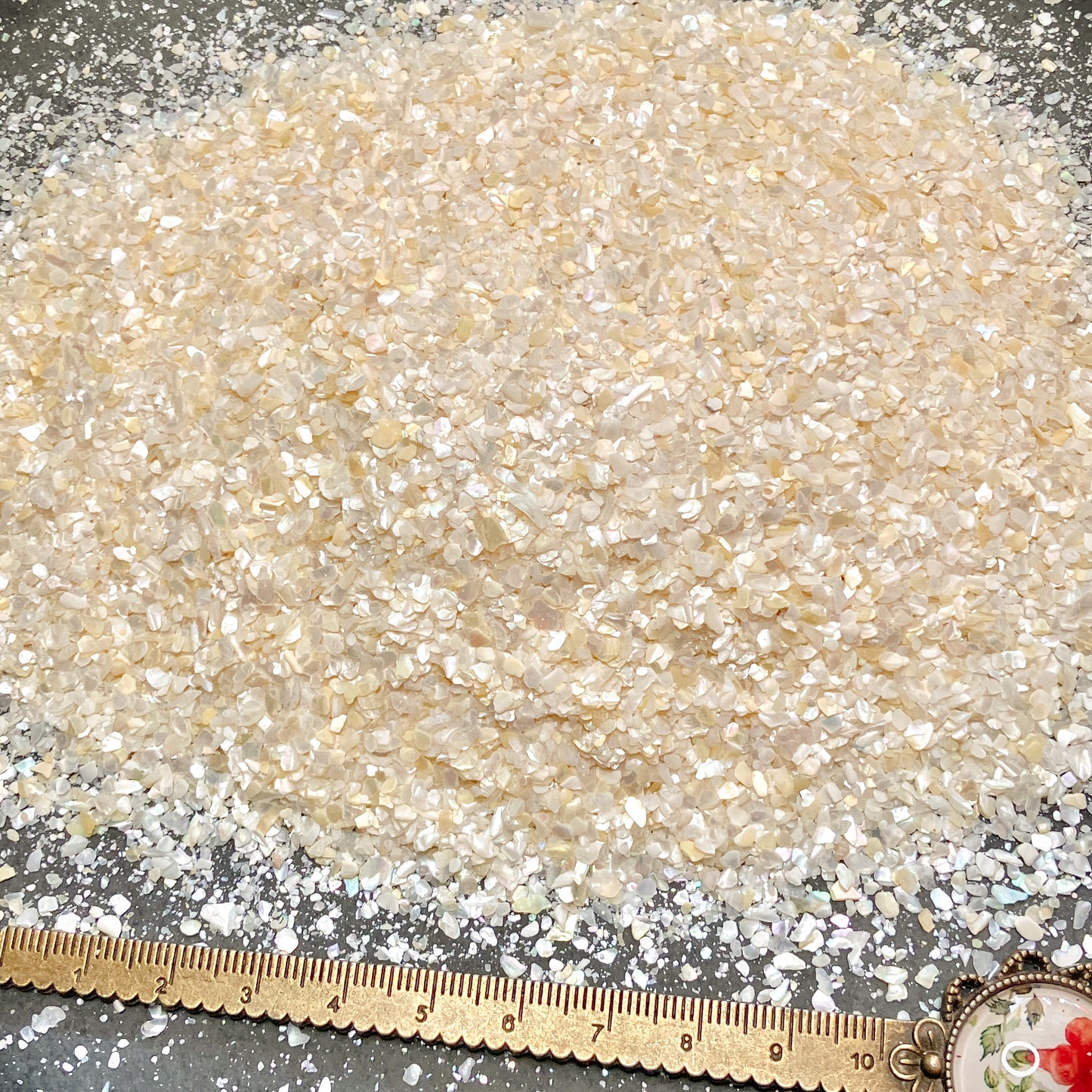 Crushed Creamy White Mother of Pearl Flakes, Medium Sand (0.25mm-2mm)